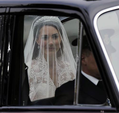 देखें कैसे हुई केट-विलियम की शादी । फोटो: प्रेम कहानी