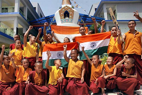 स्‍टेडियम के बाहर प्रशंसकों की दुनिया । देखें भारत-श्रीलंकाई जंग