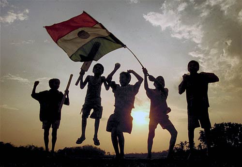 स्‍टेडियम के बाहर प्रशंसकों की दुनिया । देखें भारत-श्रीलंकाई जंग