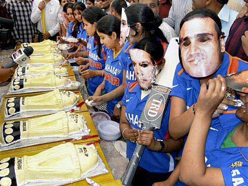 स्‍टेडियम के बाहर प्रशंसकों की दुनिया । देखें भारत-श्रीलंकाई जंग