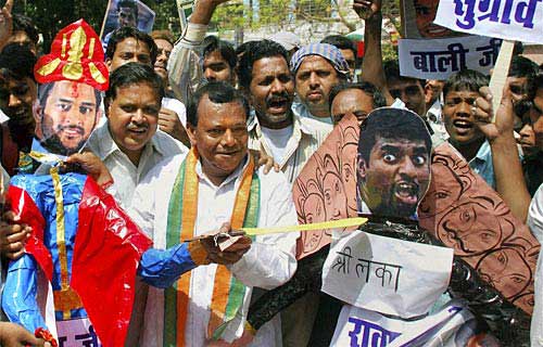 स्‍टेडियम के बाहर प्रशंसकों की दुनिया । देखें भारत-श्रीलंकाई जंग