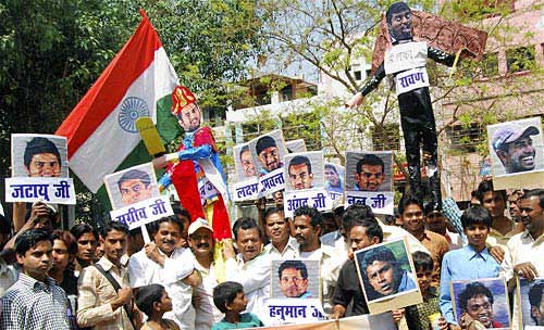 स्‍टेडियम के बाहर प्रशंसकों की दुनिया । देखें भारत-श्रीलंकाई जंग