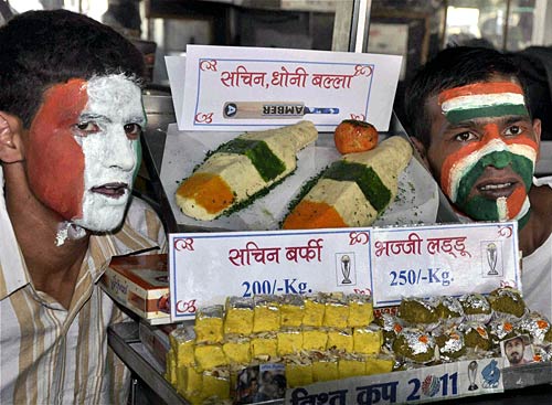 स्‍टेडियम के बाहर प्रशंसकों की दुनिया । देखें भारत-श्रीलंकाई जंग