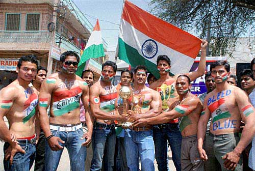 स्‍टेडियम के बाहर प्रशंसकों की दुनिया । देखें भारत-श्रीलंकाई जंग