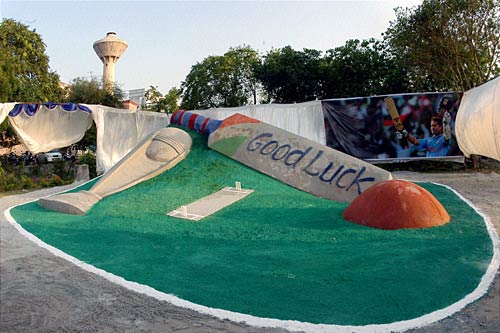 स्‍टेडियम के बाहर प्रशंसकों की दुनिया । देखें भारत-श्रीलंकाई जंग