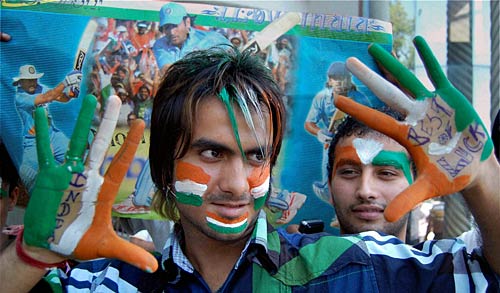 स्‍टेडियम के बाहर प्रशंसकों की दुनिया । देखें भारत-श्रीलंकाई जंग