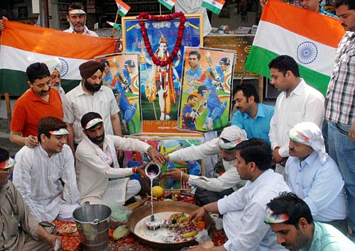 स्‍टेडियम के बाहर प्रशंसकों की दुनिया । देखें भारत-श्रीलंकाई जंग