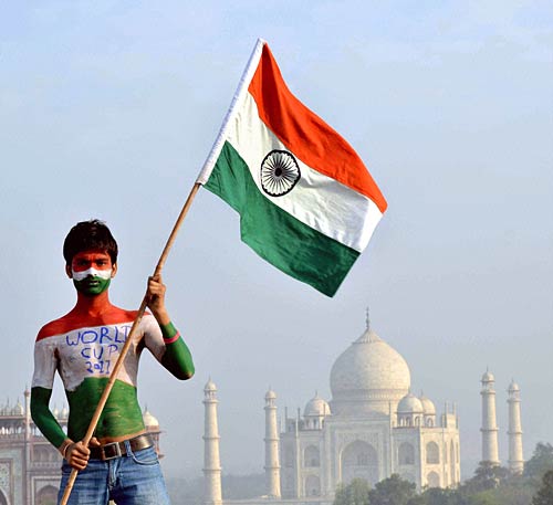 स्‍टेडियम के बाहर प्रशंसकों की दुनिया । देखें भारत-श्रीलंकाई जंग