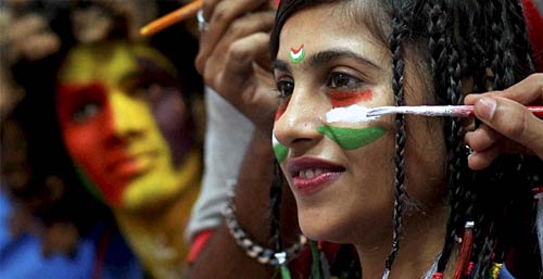 स्‍टेडियम के बाहर प्रशंसकों की दुनिया । देखें भारत-श्रीलंकाई जंग