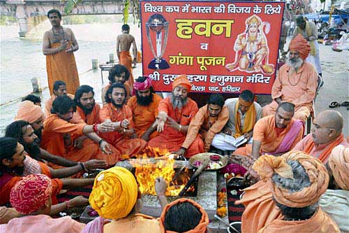 स्‍टेडियम के बाहर प्रशंसकों की दुनिया । देखें भारत-श्रीलंकाई जंग