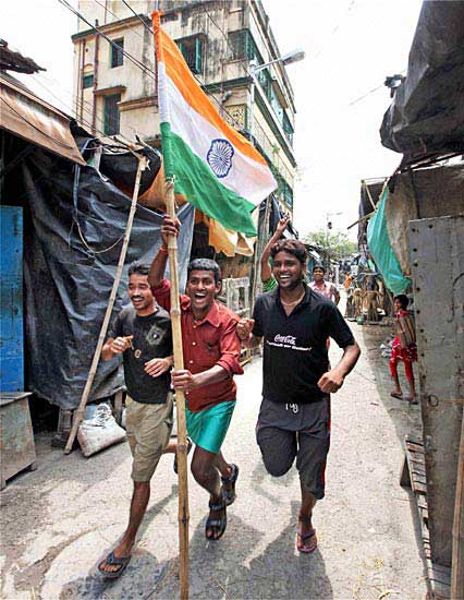 स्‍टेडियम के बाहर प्रशंसकों की दुनिया । देखें भारत-श्रीलंकाई जंग