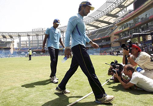 स्‍टेडियम के बाहर प्रशंसकों की दुनिया । देखें भारत-श्रीलंकाई जंग