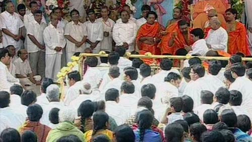 सत्य साईं चिर-समाधि में लीन । सत्य साईं का जीवन