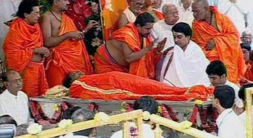 सत्य साईं चिर-समाधि में लीन । सत्य साईं का जीवन