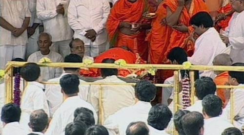 सत्य साईं चिर-समाधि में लीन । सत्य साईं का जीवन