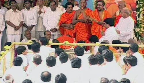 सत्य साईं चिर-समाधि में लीन । सत्य साईं का जीवन