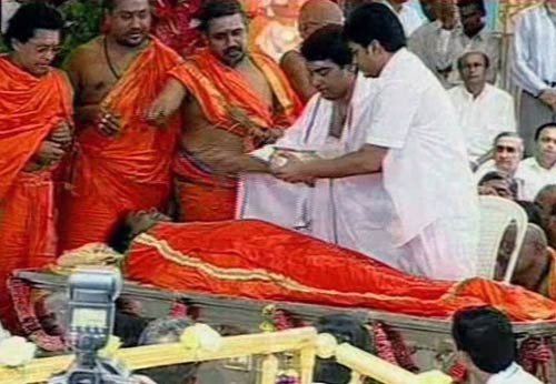 सत्य साईं चिर-समाधि में लीन । सत्य साईं का जीवन