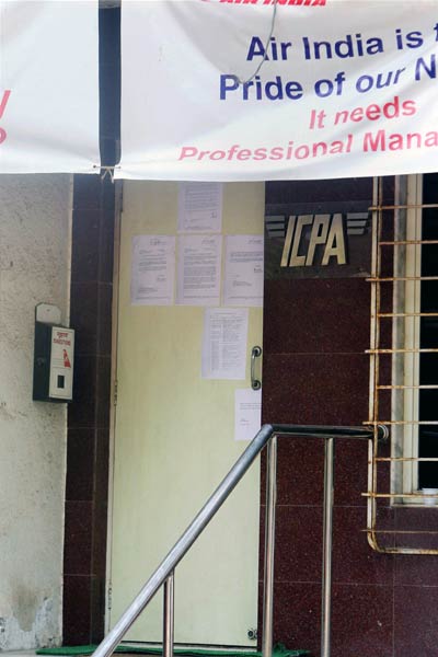 कोर्ट ने लगाई फटकार फिर भी जारी है हड़ताल