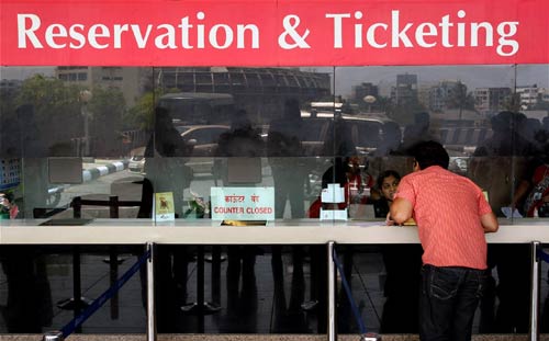 कोर्ट ने लगाई फटकार फिर भी जारी है हड़ताल