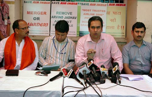 कोर्ट ने लगाई फटकार फिर भी जारी है हड़ताल