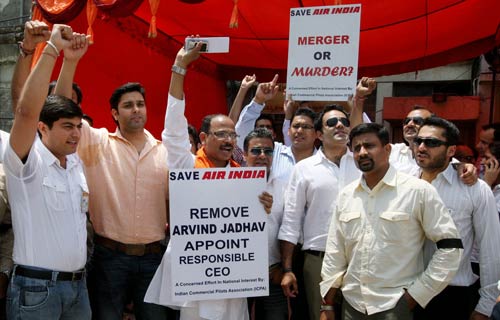 कोर्ट ने लगाई फटकार फिर भी जारी है हड़ताल