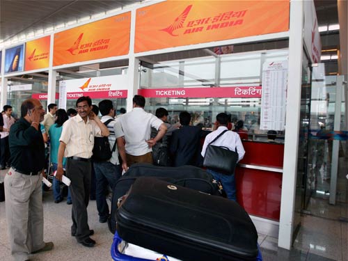 कोर्ट ने लगाई फटकार फिर भी जारी है हड़ताल