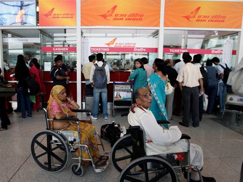 कोर्ट ने लगाई फटकार फिर भी जारी है हड़ताल