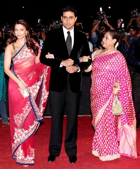 सालगिरह पर साथ रहे ऐश-अभि...| ऐश की 'गुजारिश'