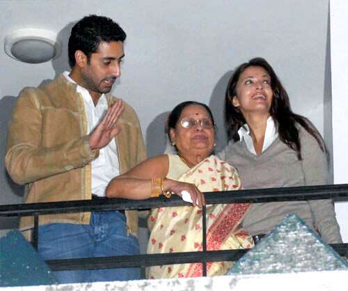 सालगिरह पर साथ रहे ऐश-अभि...| ऐश की 'गुजारिश'