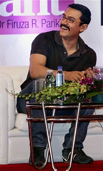 किताब के विमोचन समारोह में आमिर