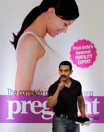 किताब के विमोचन समारोह में आमिर