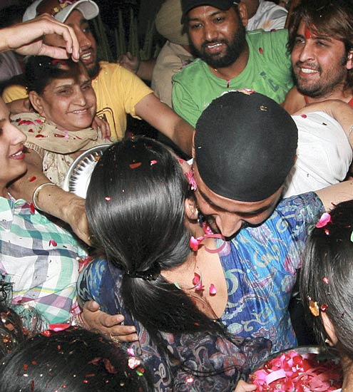 जीते तो जश्न, हारे तो भी जश्न । भारत बना विश्‍वविजेता