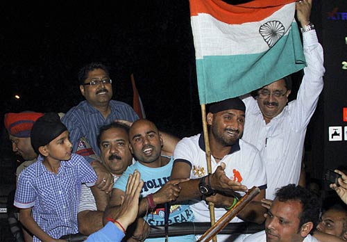 जीते तो जश्न, हारे तो भी जश्न । भारत बना विश्‍वविजेता