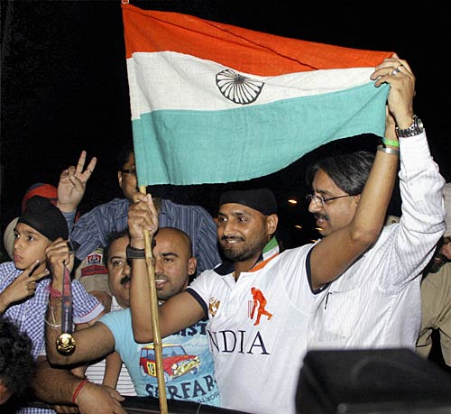 जीते तो जश्न, हारे तो भी जश्न । भारत बना विश्‍वविजेता