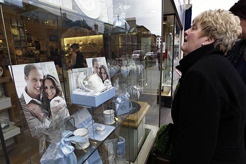 शाही शादी के लिए गुलजार हुईं लंदन की गलियां...