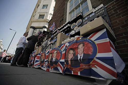 शाही शादी के लिए गुलजार हुईं लंदन की गलियां...