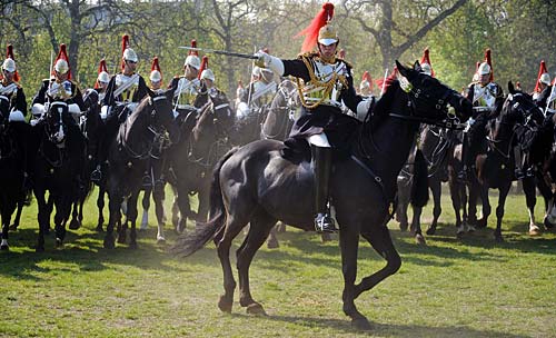 शाही शादी के लिए गुलजार हुईं लंदन की गलियां...
