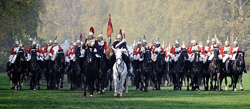 शाही शादी के लिए गुलजार हुईं लंदन की गलियां...