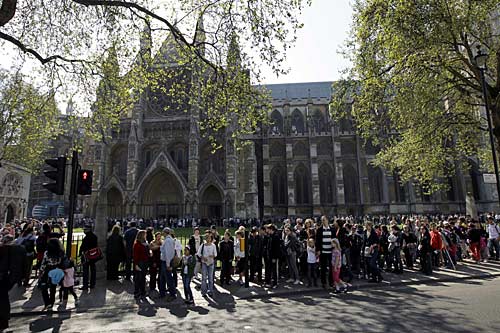 शाही शादी के लिए गुलजार हुईं लंदन की गलियां...