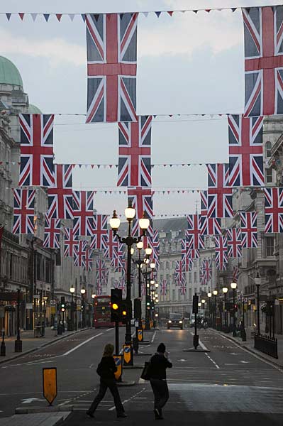 शाही शादी के लिए गुलजार हुईं लंदन की गलियां...