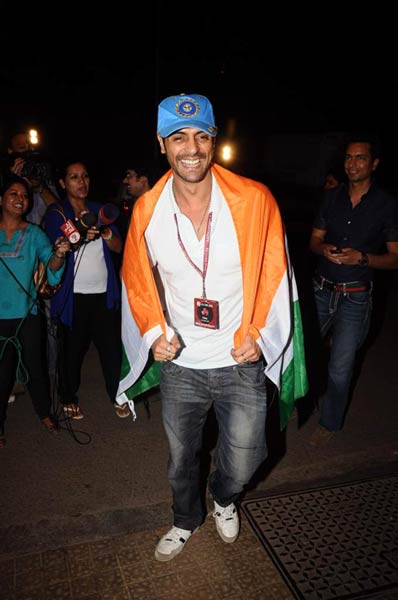 बॉलीवुड ने भी मनाया जीत का जश्‍न । जब भावुक हो उठे खिलाड़ी