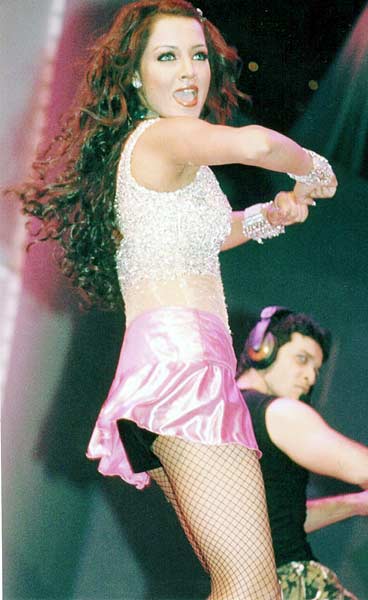 मिनी स्कर्ट में हसीनाएं  | दीपिका ने दिया सिद्धार्थ को किस