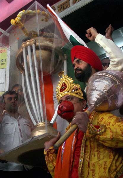 स्‍टेडियम के बाहर प्रशंसकों की दुनिया । देखें भारत-श्रीलंकाई जंग