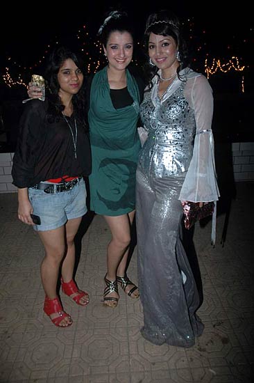 देबिना बनर्जी की बर्थडे पार्टी । बॉलीवुड हसीनाओं का जलवा