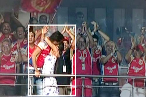 दीपिका ने सिद्धार्थ को सरेआम किया किस  | दीपिका के जलवे