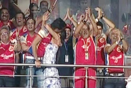 दीपिका ने सिद्धार्थ को सरेआम किया किस  | दीपिका के जलवे