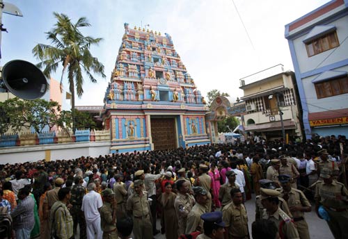 सत्‍य साईं के अंतिम दर्शन कर भावुक हुए सचिन