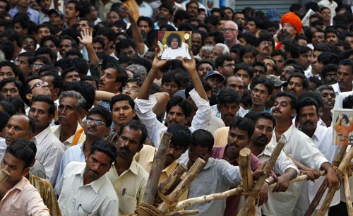 सत्‍य साईं के अंतिम दर्शन कर भावुक हुए सचिन