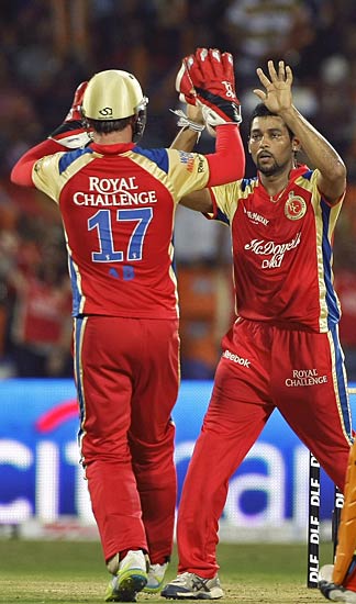 छह विकेट से जीता बैंगलोर...|   आईपीएल का रंगारंग आगाज