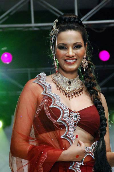 तस्‍वीरों में देखें बॉलीवुड की सबसे सेक्‍सी दुल्‍हन | वीडियो